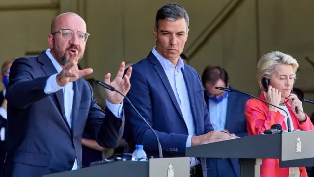 AB kurmayları ve İspanya Başbakanı Sanchez, Kabil'den tahliye edilenlerin getirildiği karşılama merkezini ziyaret etti.