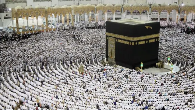 Паломники у Каабы во время хаджа