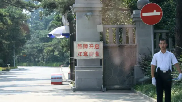 Un guardia de seguridad en frente de una propiedad privada.