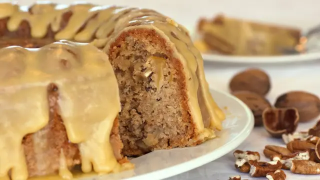 Яблочный кекс, политый глазурью