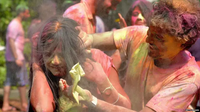 பலூனில் நிரப்பப்பட்டது ஆண் விந்தா? மாதவிடாய் ரத்தமா?