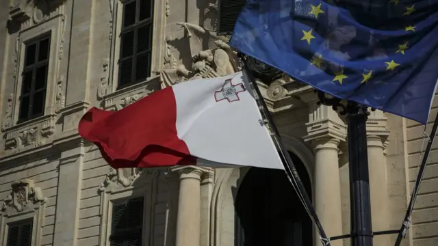 馬耳他總理府外懸掛的馬耳他國旗與歐盟旗幟