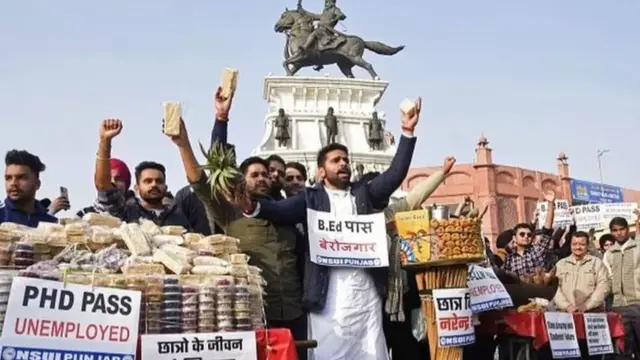 બેરોજગારીનું એક માપ એના પરથી પણ નીકળે છે કે અમુક હજાર ખાલી જગ્યા પર ભરતી બહાર પડે છે ત્યારે ત્યાં નોકરી મેળવવા લાખોની સંખ્યામાં યુવાઓ ફોર્મ ભરે છે.