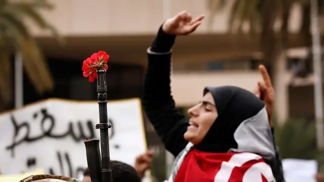 Une femme qui manifeste durant le printemps arabe de 2011