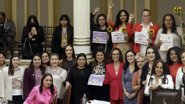 Celebración en el Congreso tras la aprobación de la Ley Monzón.