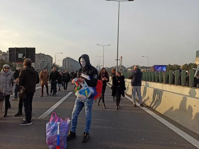 Demonstranti su nosili razne rekvizite, a neki od njih su bili i maskirani.