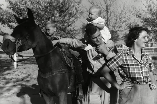 Sa malim Džordžom, Robinom i Barbarom 1950. godine na ranču