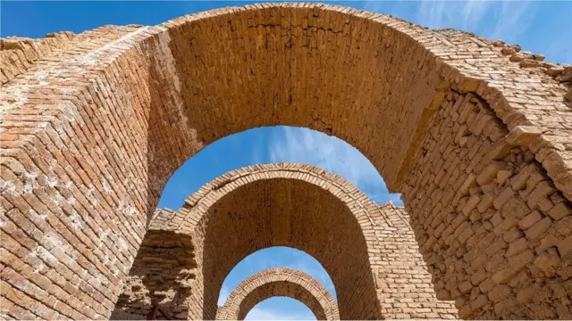 Sebuah gerbang kuno menandai pintu masuk ke Ashur, ibu kota pertama Kerajaan Asiria.