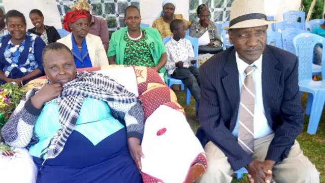 Wazazi wa Gladys Cherono, mama yake Salina Siror na baba yake Samuel Logo.