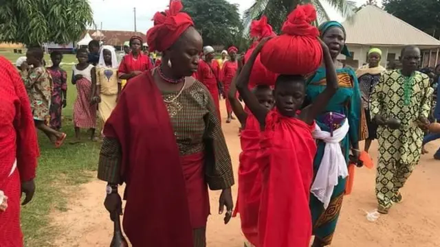 Awọn oloriṣa Sango pẹlu awọn Arugba Sango nibi ajọdun Sango nilu Ọyọ