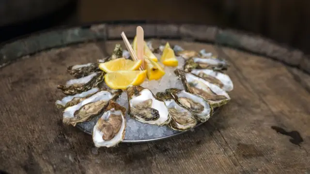 Устрицы на тарелке.