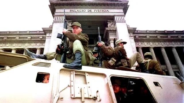 Soldados peruanos frente a la Corte Suprema de Justicia