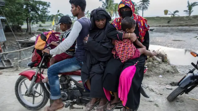 পরিবার পরিজন আর কাপড়ের ব্যাগ সহ যাতায়াতে ঝুঁকি বেশি।