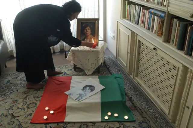 پرستو فروهر در چهارمین سالگرد در همان نقطه که مادرش کشته شده بود شمع روشن می‌کند. پروانه فروهر را بعد از ضربات چاقو در محل پرچم رو به قبله گذاشته بودند