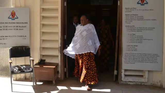 Bi Magufuli akitoka kwenye Wodi ya Sewahaji katika Hospitali ya Taifa ya Muhimbili na kurejea nyumbani Ijumaa.