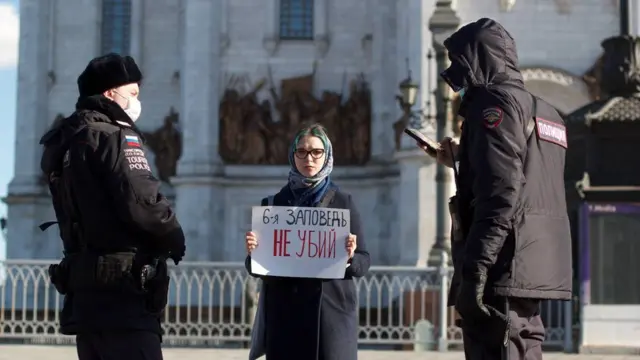 Полиция задерживает участницу пикета у храма Христа Спасителя в Москве