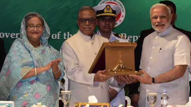 অটলবিহারী বাজপেয়ীর হয়ে বাংলাদেশের মুক্তিযুদ্ধ সম্মাননা গ্রহণ করছেন প্রধানমন্ত্রী নরেন্দ্র মোদি। জুন, ২০১৫