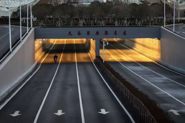 ถนนว่างเปล่าในอู่ฮั่น