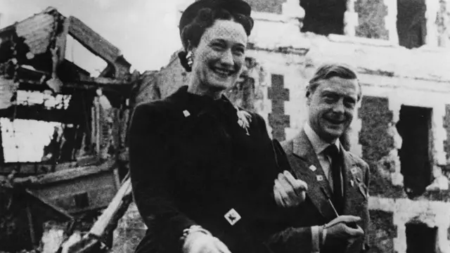 Виндзоры в Мадриде на фоне разрушенного здания