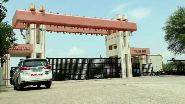 బాసర ట్రిపుల్ ఐటీ క్యాంపస్ ముందు పోలీస్ పహారా