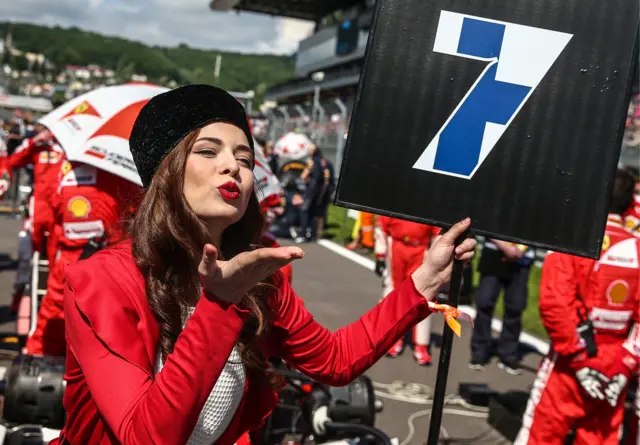 Папахи и сарафаны