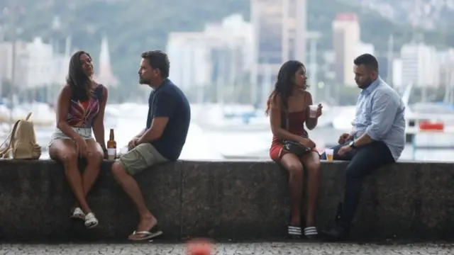 Dois casais conversamhorario bom pra jogar na betmureta da Urca