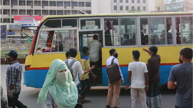 বাসে যাত্রী উঠছে।