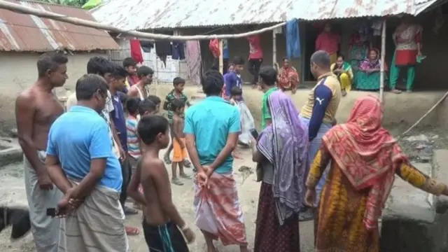 রাজশাহীতে সাপ দেখতে বাড়ির উঠানে উৎসুক মানুষের ভীড়।