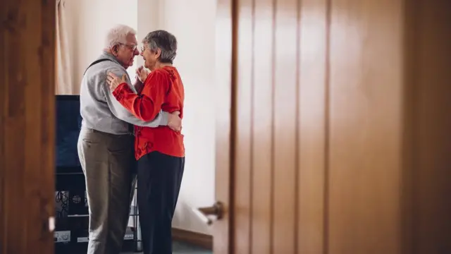 пожилая пара танцует