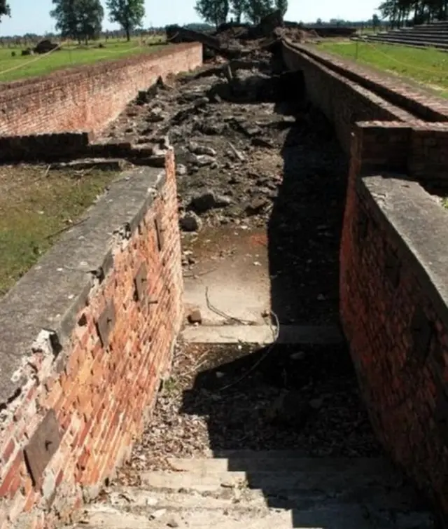 ویرانه های اتاق گاز و مرده سوزخانه سوم: ورودی رختکن