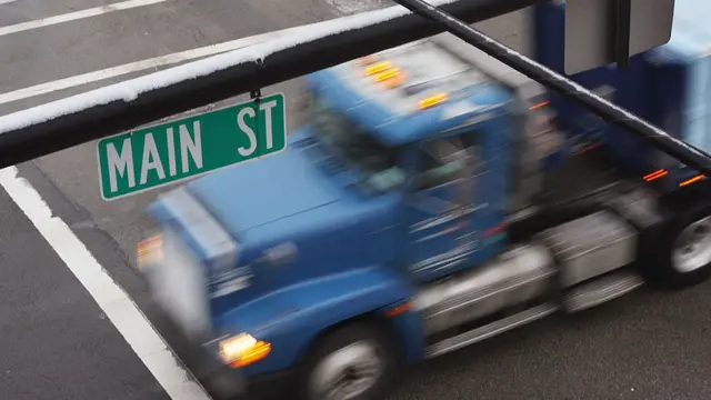 Грузовик едет по "мейн-стрит"!