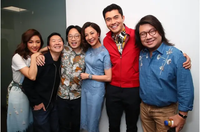 《摘金奇緣》主要演員陣容：華裔女星吳恬敏（Constance Wu）、鄭肯（Ken Jeong）、歐陽萬成（Jimmy O. Yang）、楊紫瓊（Michelle Yeoh）、亨利·戈爾丁（Henry Golding）和關凱文（Kevin Kwan）。