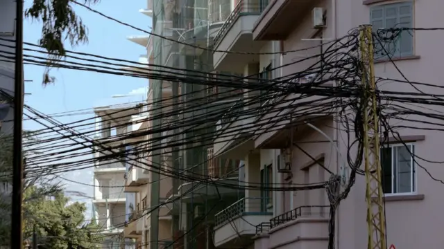 국가 송전망이 고장 났을 때 레바논 사람들은 보통 민간 발전기에 의존하지만 그럴 여유가 없는 사람들도 많다