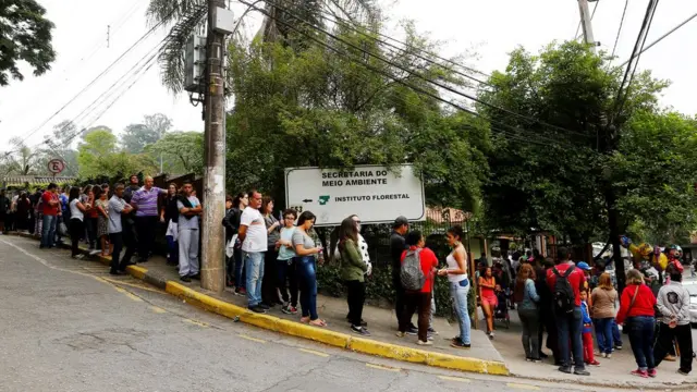 Fila para vacinação