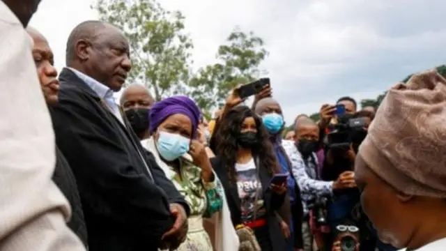 President Ramaphosa for meeting wit those wey lost dia family members sake of di flood
