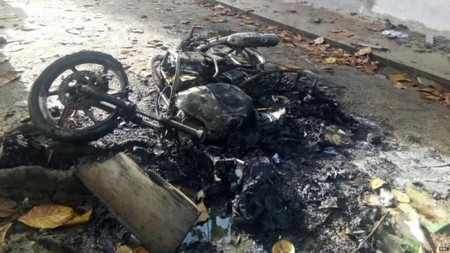 ගිණි තබා තිබුණු යතුරු පැදියක්