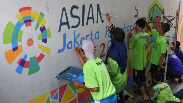 Anggota pramuka mengecat tema Kampung Kelir di Lingkungan Sumberdandang, Kebonsari, Sumbersari, Jember, Jawa Timur, Rabu (1/8).