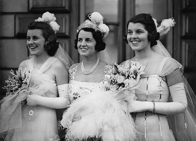 Kathleen e Rosemary saindo do Palácio de Buckingham com a mãe, Rose Kennedy, no meio