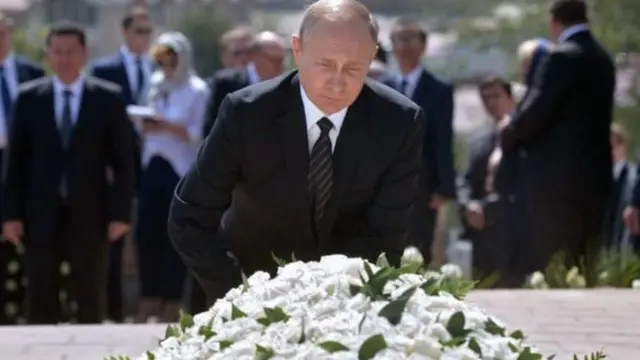 Путин Каримов қабри бошида тиз чўккан.