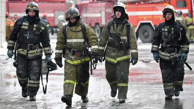 Группа пожарных в Кемерове