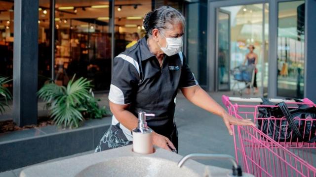 Mujer lavándose las manos