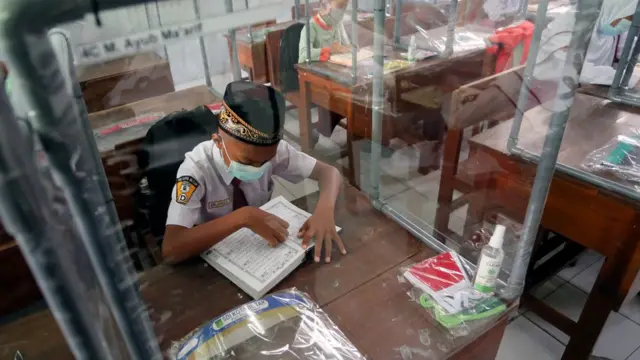 Siswa membaca Al Quran saat pembelajaran tatap muka (PTM) di SDI Kota Blitar, Jawa Timur, Senin (22/03).