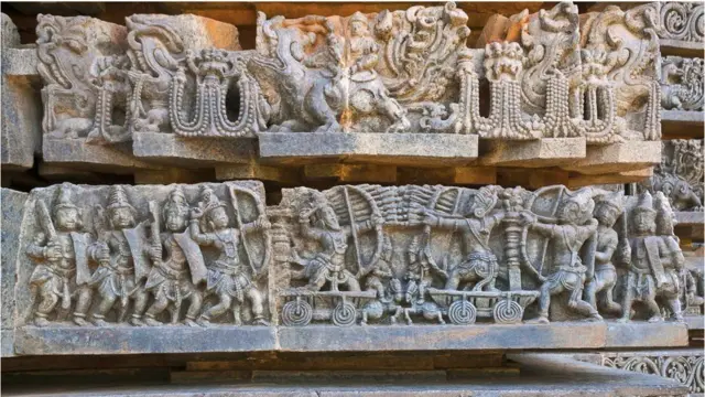 કર્ણાટકના હોયસાલેશ્વર મંદિરમાં લડાઈનું એક દૃશ્ય