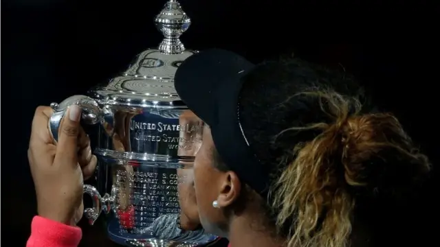 Naomi Osaka embrasse son titre apres sa première victoire à l'US Open 2018