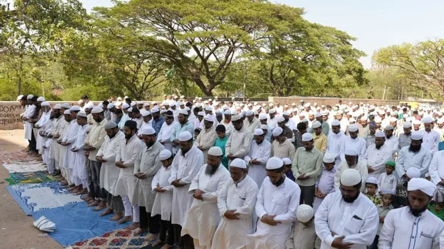 नमाज़ पढ़ते लोग