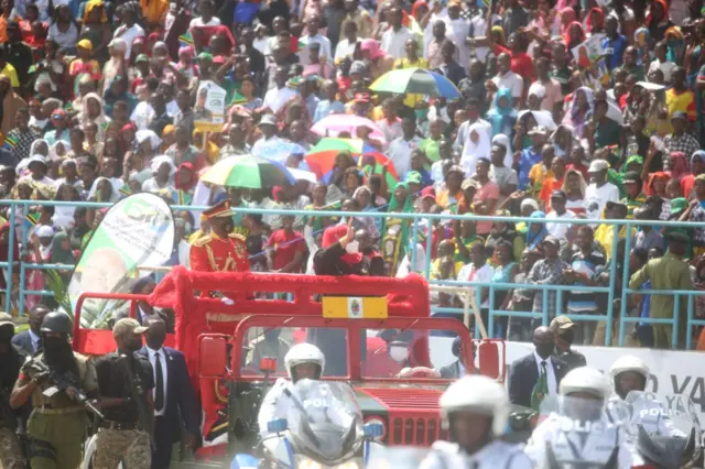 Perezida Samia aramutsa abaturage muri stade Uhuru