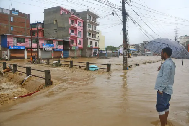 काठमाण्डू महानगरपालिका–१४ कलङ्कीस्थित मालपोत कार्यालय नजिकै बस्तीमा शुक्रवार बाढी पसेको छ।