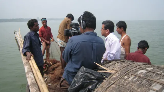 ফারাক্কা বাঁধের প্রভাব নিয়ে রিপোর্ট করতে পদ্মা নদীতে মোয়াজ্জেম হোসেন।