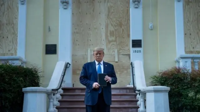 Polisi yakoresheje imyuka iryana mu maso mu gutatanya abigaragambirizaga hafi ya White House, mbere gato yuko Perezida Trump ahanyura