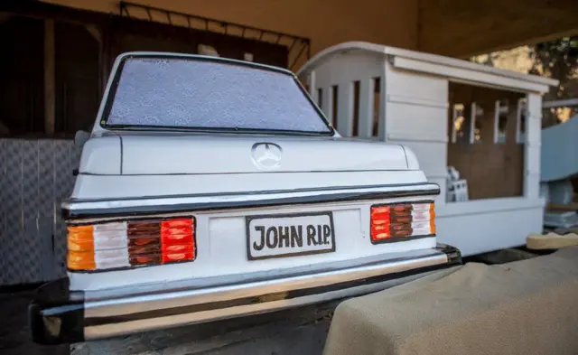 బెంజ్ కారు ఆకారంలోని శవపేటిక